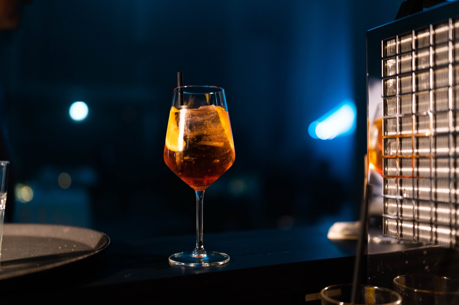 Aperitif mit Orangenzeste auf dem Tresen der abendlichen Bar