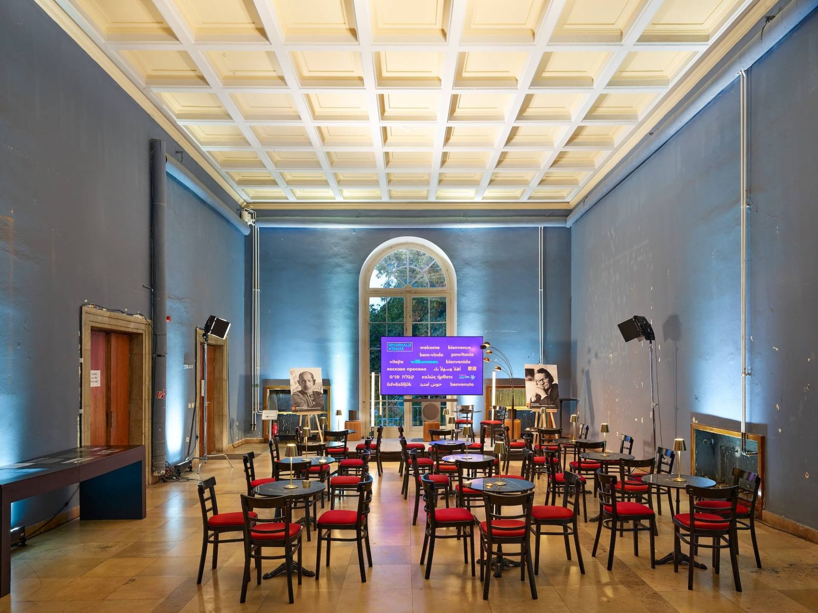 Foyersaal der Sendehalle Weimar mit Kassettendecke, Bistrotischen und Bühne