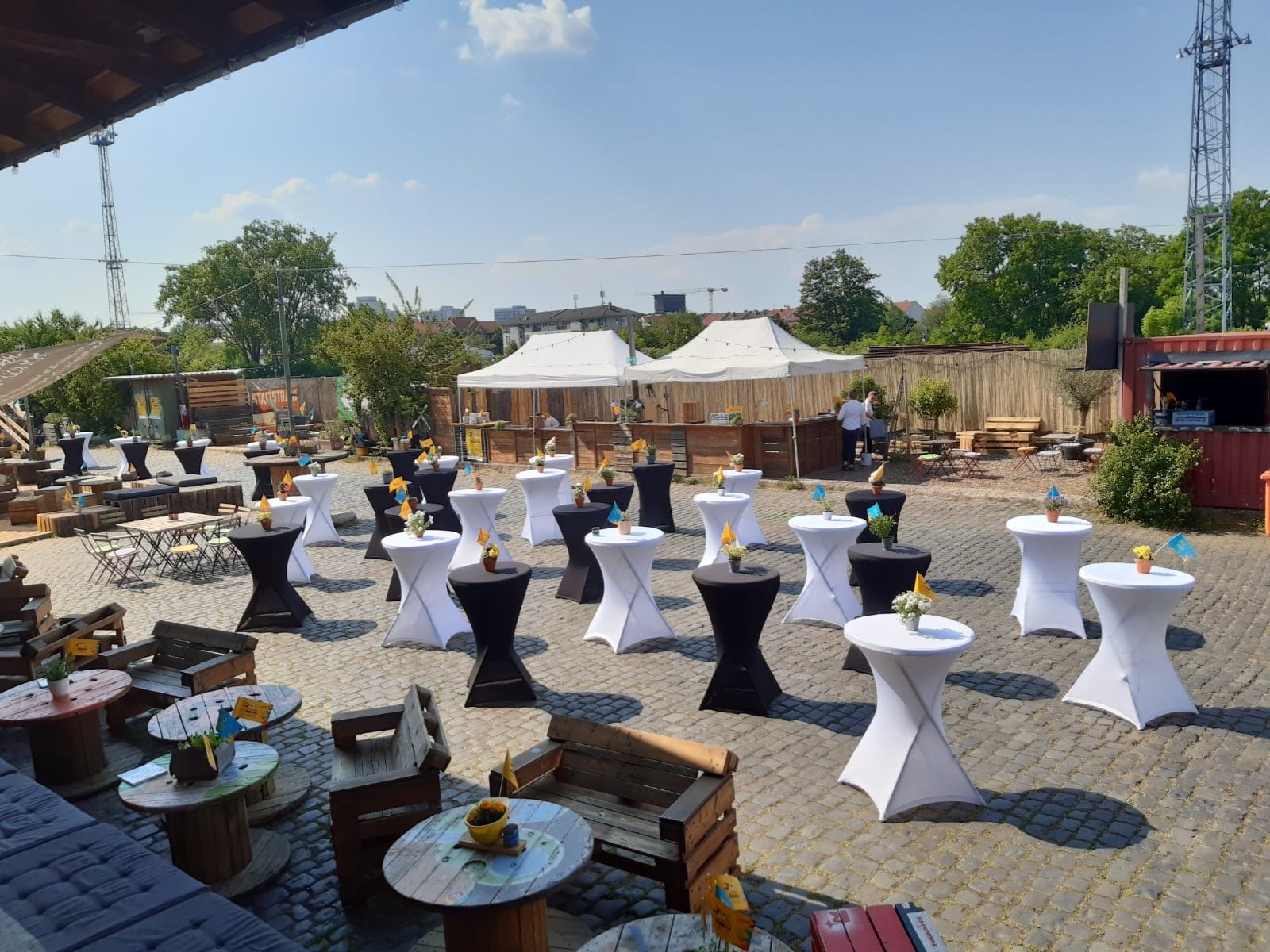 Sommerfest mit Stehtischen und Bühnenzelt auf dem Gelände