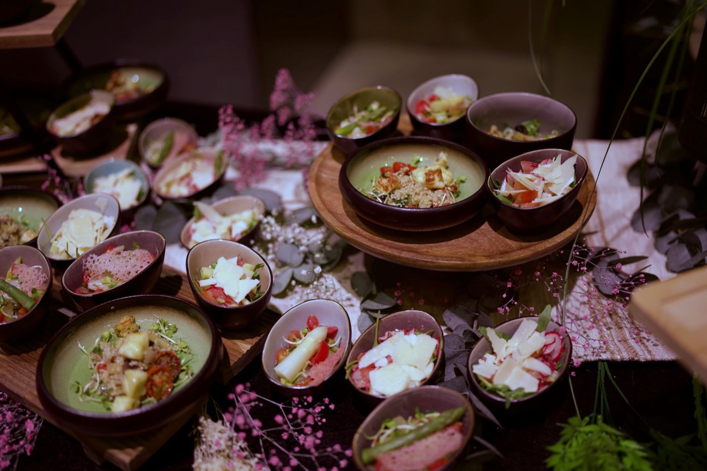 Festliches Buffet mit vielen Schalen voller Salate und Beilagen, dazwischen Schleierkraut
