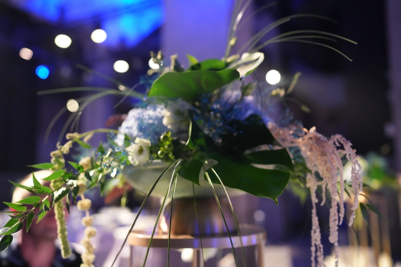 Üppiges Blumengesteck auf einer festlichen Tafel in der Zentralheize